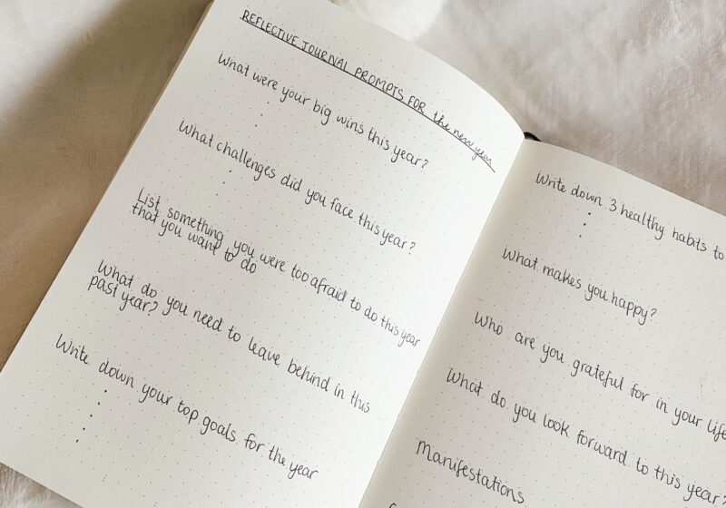 The Reflective New Year Journal Prompts For a Life-Changing Year